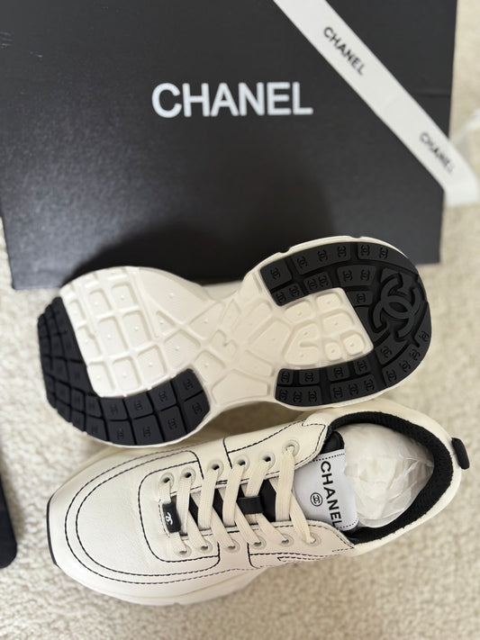 Baskets Couture « Signature » – Blanche